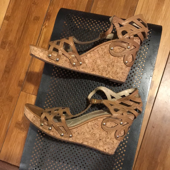 Adorable Wedged-heel Cutout Sandal - Picture 2 of 4